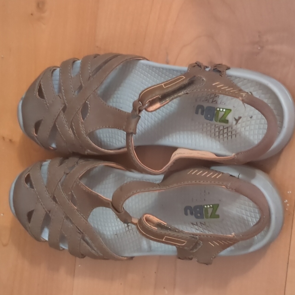 Zibu women's sandal size 5.5